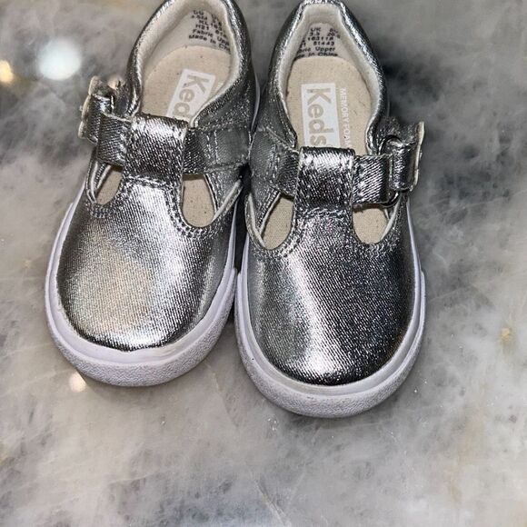 Keds silver metallic tennis shoes size 4.5 - Picture 1 of 3